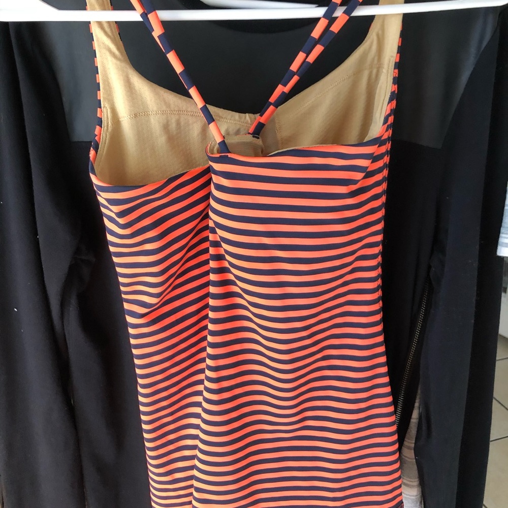 Workout top - Picture 2 of 5
